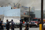 La gravedad del incendio fue porque dentro de la empresa había tanques con gas freón, los cuales explotaron.