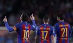 Messi empezó aplaudido, con incontables camisetas suyas alzadas en alto por la hinchada