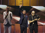 Los integrantes de la agrupación Gente de Zona reciben el galardón a Artista Tropical del Año en la gala de los Premios Billboard de la Música Latina.