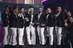 En tanto, los mexicanos de Banda MS se alzaron con tres premios en las categorías de "Hot Latin Songs" Artista del Año Dúo o Grupo, Canción Regional Mexicana del Año por "Sólo con Verte", y "Regional Mexican Songs" Artista del Año Dúo o Grupo.
