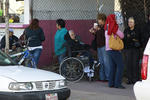 Llama la atención el caso de Rafael Barraza Dolores, de 91 años de edad, quien ya no ve y tiene muchas dificultades para caminar.