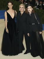 Rachele Regini, Maria Grazia Chiuri y Isabelle Huppert.