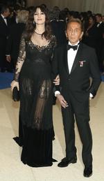 La actriz italiana Monica Bellucci y el diseñador Valentino.