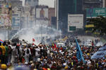 Los manifestantes lanzaron bombas caseras a una unidad de la Guardia Nacional Bolivariana en Caracas.