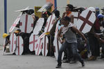 Al mismo tiempo que Maduro entregaba su decreto y celebraba con seguidores, en las calles se desataba la violencia.