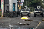 La violencia aumentó cuando un grupo de manifestantes encapuchados comenzó a lanzar piedras y cócteles molotov contra las tanquetas y los funcionarios de la Policía Nacional Bolivariana (PNB) y la Guardia Nacional Bolivariana (GNB).