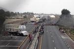Tras los enfrentamientos, al menos 50 pobladores bloquearon durante casi 6 horas, los dos sentidos de la Autopista Puebla-Orizaba, a la altura del kilómetro 185.