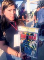 Una asistente a la convención de cómics y cultura popular Conque muestra un artículo de momorabilia comprado, el cual puede ser certificado en Estados Unidos por mil 500 pesos.