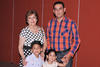 07052017 EN FAMILIA.  Claudio con sus nietas, Lorena Córdoba y Luciana Castañeda.