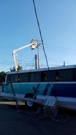 Al jalarse los cables, otro poste se derribó el cual cayó sobre un camión de pasajeros en tanto el autobús Termo, terminó impactado en la pared de un edificio.