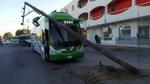 Al jalarse los cables, otro poste se derribó el cual cayó sobre un camión de pasajeros en tanto el autobús Termo, terminó impactado en la pared de un edificio.