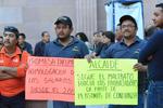 Más de 300 trabajadores se manifestaron durante esta mañana en la Presidencia de Saltillo.
