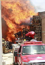 El director de Protección Civil municipal, Israel Solano, informó que ardieron 5 vehículos, cajas y madera.