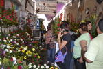 Las ventas aumentan entre un 80 y 90 por ciento durante este día para los locatarios del Mercado de las Flores.