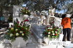 En el interior del camposanto de Matamoros lucieron las tumbas adornadas con coloridos ramos de flores.