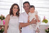 Ana Carmen con sus padrinos, Marcela y Sergio