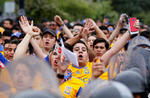 La violencia nubló el duelo, pues al terminó aficionados de Rayados agredieron a seguidores de Tigres.