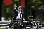 Aunque se había especulado con que lo hiciera en un coche civil, como sus antecesores, finalmente Macron optó por hacer el desfile en el vehículo de reconocimiento y apoyo, construido por una filial de Renault, con el que suelen realizar el desfile el día de la fiesta nacional del 14 de julio.