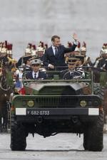 El presidente francés, Emmanuel Macron, ascendió hoy a bordo de un vehículo militar descapotable los Campos Elíseos de París, en el tradicional desfile posterior a la toma de posesión del cargo, que tuvo lugar poco antes en el Elíseo.