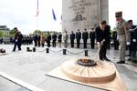 Macron visitó el Arco del Triunfo de París en donde reavivó la llama del monumento al soldado desconocido.