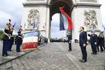 Macron visitó el Arco del Triunfo de París en donde reavivó la llama del monumento al soldado desconocido.