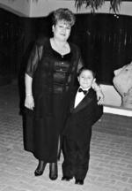14052017 Ramona Elsa Martínez Durán con su nieto, Juan Ramón Neni Arguijo, en 2001.