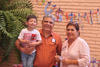 14052017 EN FAMILIA.  Emilio con sus papás, María Victoria Padua Rodríguez y Jorge Iván de la Fuente Zorrilla.