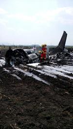 "Está totalmente destruida (la aeronave), y aparentemente solamente dos personas perdieron la vida: piloto y copiloto, sin pasajeros", comentó Luis Felipe Puente a Reforma.