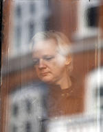 "Hoy hemos conseguido una victoria importante, tanto para mí como para el sistema de Derechos Humanos de la Unión Europea. Sin embargo, los siete años de detención sin cargos que llevo aquí no se podrán olvidar", afirmó Assange desde el balcón de la embajada de Ecuador en Londres, donde está recluido desde 2012.