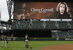 Flores abundaron durante el memorial realizado en Seattle, la ciudad de nacimiento del fallecido Chris Cornell.
