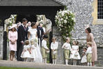 Las imágenes de la televisión mostraron la llegada de la novia tomada del brazo de su padre, a los príncipes Guillermo y Enrique y a la Duquesa de Cambridge (Kate Middleton) encargándose de organizar a los niños perfectamente coordinados con sus trajes de pajes.