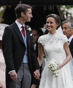 Las imágenes de la televisión mostraron la llegada de la novia tomada del brazo de su padre, a los príncipes Guillermo y Enrique y a la Duquesa de Cambridge (Kate Middleton) encargándose de organizar a los niños perfectamente coordinados con sus trajes de pajes.