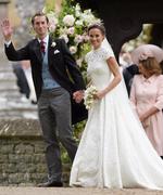 La novia llegó acompañada de su padre a la iglesia de San Marcos en el poblado de Englefield en Berkshire a unos kilómetros de la residencia de los padres de Pippa Middleton, en el sur de Inglaterra.
