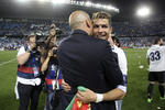 Zidane y Cristiano felicitándose mutuamente.