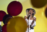 La cantante Miley Cyrus presentó su nuevo tema Malibu.