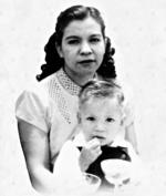 21052017 Rosalía Núñez de Obregón (f) con su hijo, Benjamín Obregón Núñez, el 10 de mayo, hace 65 años.