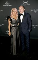 En la noche del domingo los actores Salma Hayek y Diego Luna desfilaron, por separado, en la alfombra roja de la gala Women in motion de Cannes.