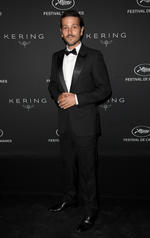 En la noche del domingo los actores Salma Hayek y Diego Luna desfilaron, por separado, en la alfombra roja de la gala Women in motion de Cannes.