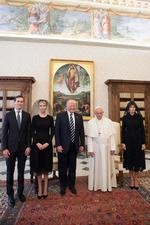 El Papa saludó a los miembros de la familia Trump.
