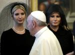 El Papa saludó a los miembros de la familia Trump.