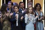 La actriz francesa Isabelle Huppert (dcha) y el actor mexicano Gael Garcia Bernal (izda) asisistierón a la ceremonia  del Festival de Cine de Cannes.
