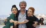 (De izq a der) Los actores argentinos Érica Rivas, Ricardo Darín y Dolores Fonzi posan para los fotógrafos durante la presentación de la película 'La cordillera' en el ámbito del 70º Festival Internacional de Cine de Cannes (Francia).