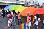 Durante la marcha, los organizadores fueron gritando consignas contra la homofobia.