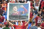 El último regalo de Totti a sus hinchas fue un balón firmado, en el que escribió "Te echaré de menos", que lanzó al fondo sur del Olímpico.