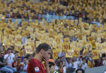 El capitán fue recibido antes del encuentro con miles de pancartas con el número 10 y con un mosaico en el que se leía "Totti es el Roma", que ocupaba gran parte del fondo sur del estadio Olímpico.
