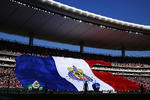 Hermosa postal; la bandera gigante del Chivas.