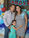 28052017 BABY SHOWER.  Bety Luría con su esposo, Abel Balderas, y su hija, Sarita.