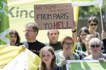 Activistas de varias partes del mundo se manifestaron ante la inconformidad de la salida de EU del acuerdo de Paris. En el cartel se puede leer "Air Trump. Billetes gratuitos de París al infierno".