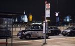 Según testigos, una furgoneta blanca invadió la acera, arrollando a viandantes que caminaban por el puente de Londres, mientras que en el cercano mercado de Borough una persona fue acuchillada.