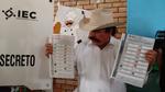 El candidato del partido Morena al gobierno de Coahuila, Armando Guadiana Tijerina, emitió hoy su voto en la ciudad de Saltillo.